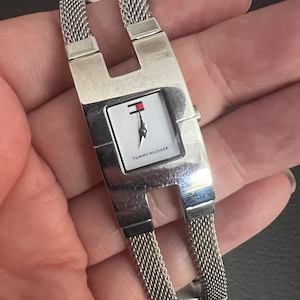 Fino reloj Tommy Hilfiger con piedras engastadas en tono plateado