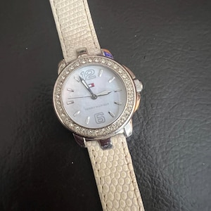 Fino reloj Tommy Hilfiger con piedras engastadas en tono plateado