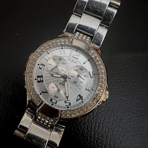 ladies quartzs designer guess watch