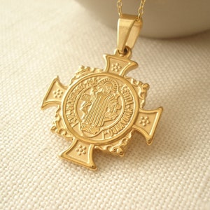 Collana con croce di San Benedetto... Ciondolo con San Benito e San Benoit, medaglione, da indossare a strati, regalo per la migliore amica, regalo per damigella d&#39;onore