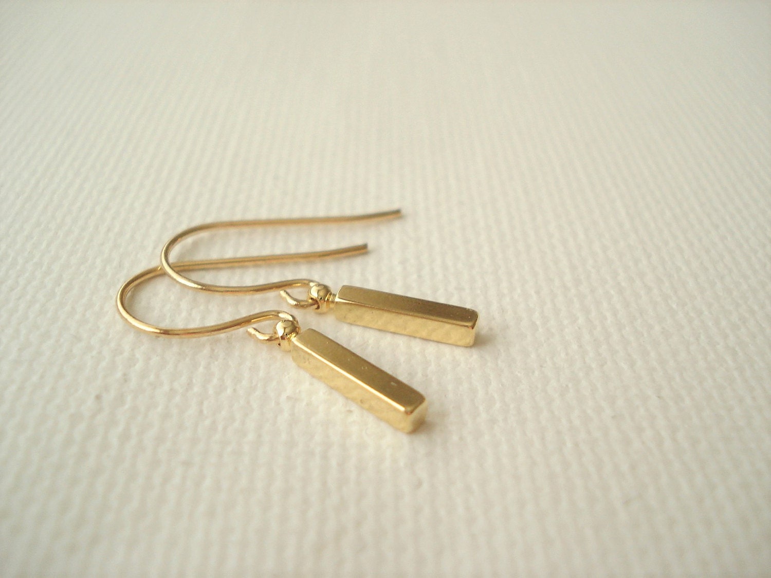 Pendientes de barra diminutos con alambre francés bañado en oro de 14 kt. Pendientes de barra de oro sencillos, colgantes, pendientes colgantes, regalo de dama de honor, regalo para ella
