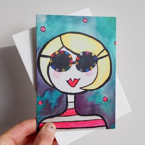 Verjaardagskaart voor meisje met blond bobhaar en zonnebril met vlekkerige achtergrond, kaart met modemeisje en zonnebril met sterrenhemel