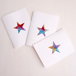 手作りの水彩画の星の誕生日カード、水彩画の星のカード、星のグリーティングカード、レインボースターカード、ユニークな星のカード、星のカード
