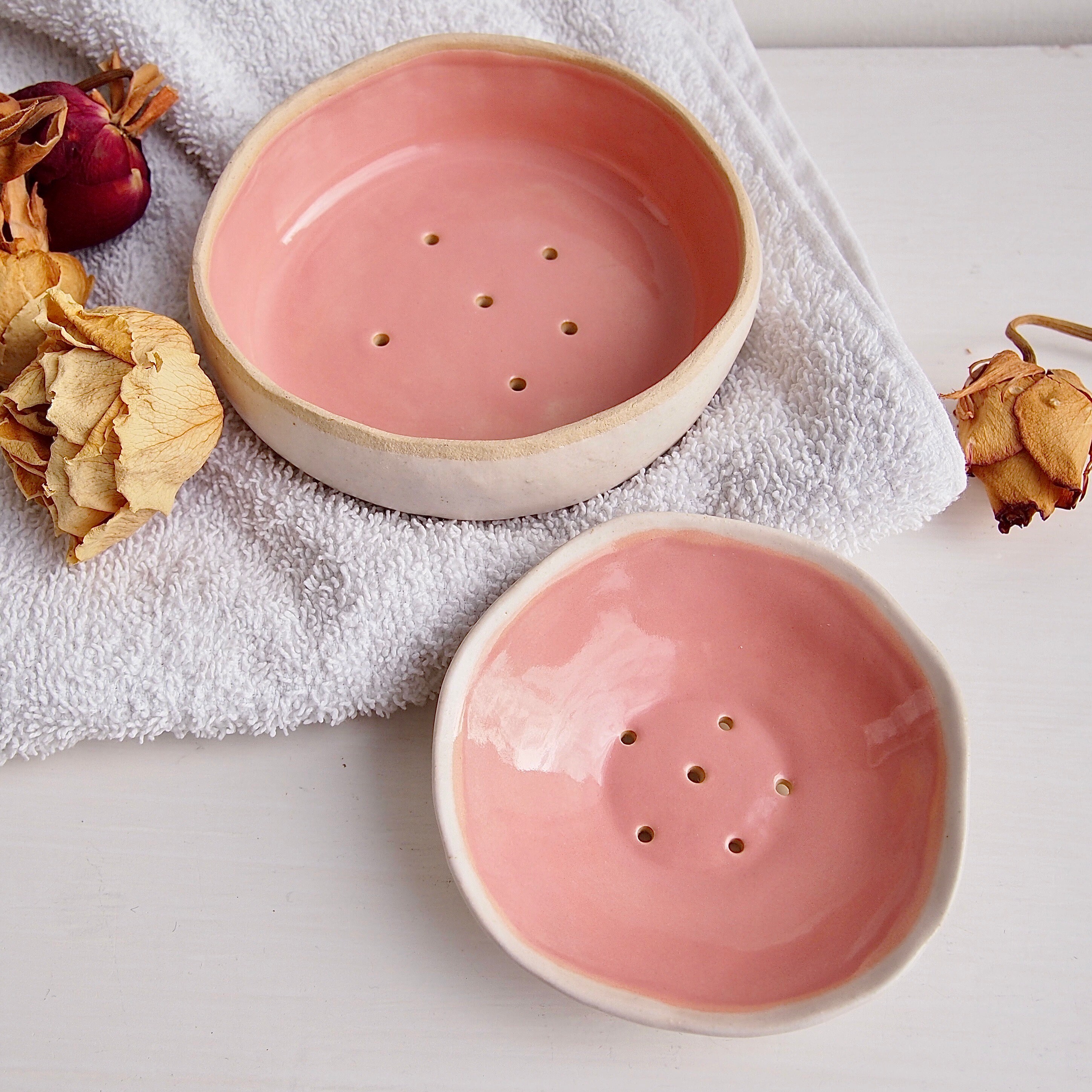 Porte-Savon Rond en Céramique Rose et Blanc Fait à La Main, Porte-Savon Poterie Pastel, Rose, Access