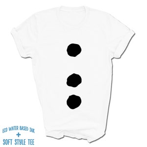 Puede incluir: Camiseta blanca con tres c&iacute;rculos negros en una l&iacute;nea vertical en el centro. La camiseta tiene el texto "ECO WATER BASED INK + SOFT STYLE TEE" impreso en la parte inferior.