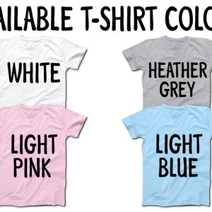 Puede incluir: Imagen que muestra cuatro camisetas en diferentes colores: blanco, gris jaspeado, rosa claro y azul claro. El texto "COLORES DE CAMISETAS DISPONIBLES" est&aacute; en la parte superior. Cada camiseta muestra el nombre de su color en negrita, letras negras.