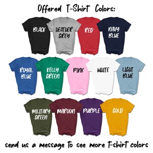 Puede incluir: Una tabla de colores de camisetas ofrecidos en una variedad de tonos, incluyendo negro, rojo, azul marino, azul real, verde kelly, rosa, blanco, azul claro, verde militar, granate, morado y dorado. El texto "Offered T-Shirt Colors" est&aacute; en la parte superior de la tabla. El texto "send us a message to see more t-shirt colors" est&aacute; en la parte inferior de la tabla.