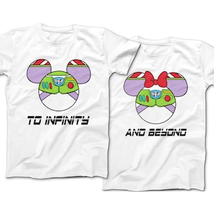 Puede incluir: Dos camisetas blancas con dise&ntilde;os inspirados en Buzz Lightyear. Una camiseta presenta el texto "TO INFINITY" y la otra "AND BEYOND". Cada dise&ntilde;o incorpora una silueta de Mickey Mouse con el casco y los colores de Buzz Lightyear.