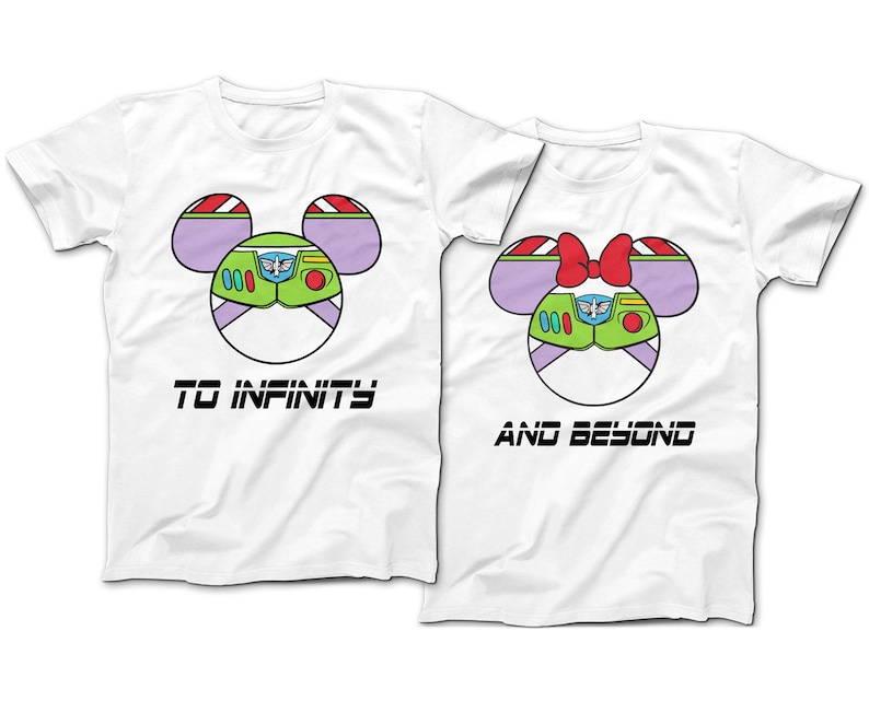 Puede incluir: Dos camisetas blancas con dise&ntilde;os inspirados en Buzz Lightyear. Una camiseta presenta el texto "TO INFINITY" y la otra "AND BEYOND". Cada dise&ntilde;o incorpora una silueta de Mickey Mouse con el casco y los colores de Buzz Lightyear.