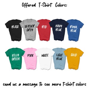 Puede incluir: Una selecci&oacute;n de colores de camisetas ofrecidos en una variedad de tonos, incluyendo negro, gris jaspeado, rojo, azul marino, azul real, verde kelly, rosa, blanco, azul claro y dorado. El texto "Offered T-Shirt Colors" est&aacute; en la parte superior de la imagen. El texto "send us a message to see more t-shirt colors" est&aacute; en la parte inferior de la imagen.