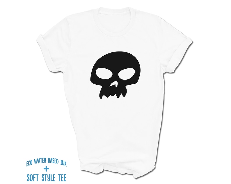 Pu&ograve; includere: Maglietta bianca con una grafica di teschio nero. Il testo "ECO WATER BASED INK + SOFT STYLE TEE" &egrave; stampato sul fondo della maglietta.