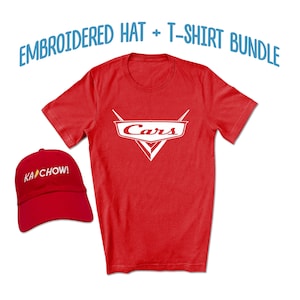 Puede incluir: Camiseta roja con un logotipo blanco de "Cars" y una gorra de b&eacute;isbol roja con bordado blanco "Kachow!" . Conjunto de gorra bordada + camiseta.