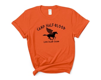 Può includere: Maglietta arancione con un logo nero Camp Half-Blood che presenta un cavallo alato e il testo "Long Island Sound".