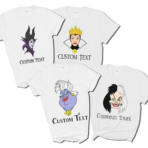 以下が含まれることがあります： ディズニーの悪役キャラクターの画像が異なる4枚の白いTシャツ。シャツには、マレフィセント、邪悪な女王、ウルスラ、クルエラ・ド・ビルが描かれています。各シャツには、画像の下に「CUSTOM TEXT」というテキストが印刷されています。