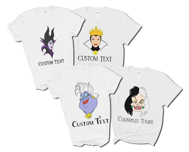 以下が含まれることがあります： ディズニーの悪役キャラクターの画像が異なる4枚の白いTシャツ。シャツには、マレフィセント、邪悪な女王、ウルスラ、クルエラ・ド・ビルが描かれています。各シャツには、画像の下に「CUSTOM TEXT」というテキストが印刷されています。