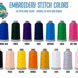 Puede incluir: Una tabla de carretes de hilo de bordar en varios colores, incluyendo azul real, verde bosque, morado, azul marino, zafiro, verde, rosa intenso, negro, melocot&oacute;n, amarillo, naranja, dorado, blanco, gris y rosa claro. El texto "EMBROIDERY STITCH COLORS" est&aacute; en la parte superior de la tabla. El texto "WE OFFER MORE COLORS - MESSAGE US WITH YOUR REQUEST" est&aacute; debajo de la tabla.