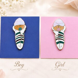 Pode incluir: Dois pins de esmalte em forma de beb&eacute;s enrolados. Um pin apresenta um beb&eacute; com uma chupeta azul num cart&atilde;o azul com a etiqueta Boy, e o outro um beb&eacute; com uma chupeta rosa num cart&atilde;o rosa com a etiqueta Girl. Ambos usam mantas &agrave;s riscas.