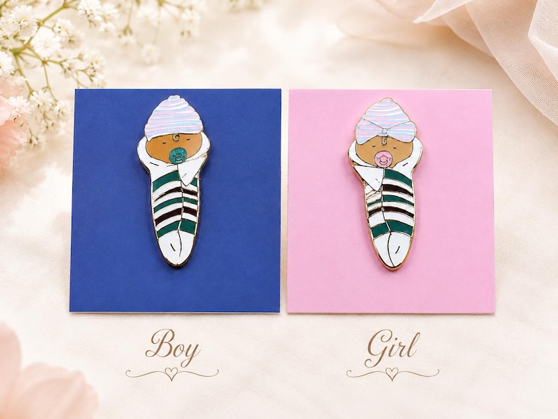 Pode incluir: Dois pins de esmalte em forma de beb&eacute;s enrolados. Um pin apresenta um beb&eacute; com uma chupeta azul num cart&atilde;o azul com a etiqueta Boy, e o outro um beb&eacute; com uma chupeta rosa num cart&atilde;o rosa com a etiqueta Girl. Ambos usam mantas &agrave;s riscas.