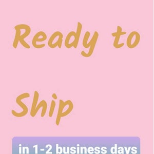 Pode incluir: Um gr&aacute;fico quadrado com fundo rosa claro apresentando o texto Ready to Ship em uma fonte cursiva bege. Abaixo deste texto h&aacute; uma faixa retangular com gradiente roxo e azul contendo o texto branco in 1-2 business days.