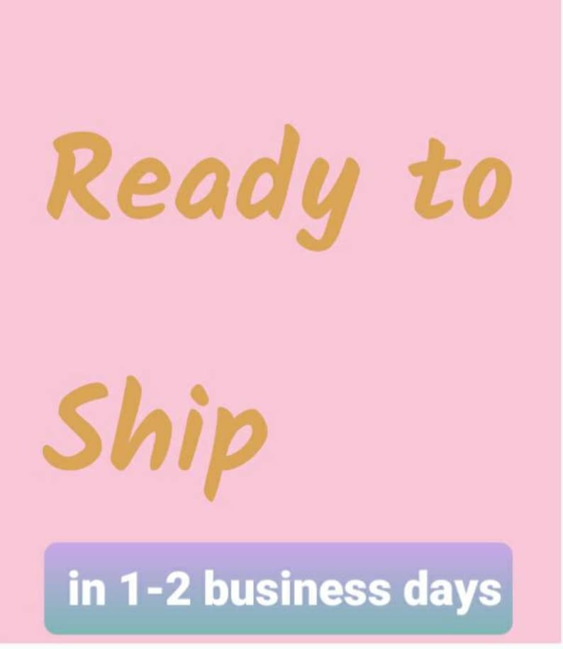 Pode incluir: Um gr&aacute;fico quadrado com fundo rosa claro apresentando o texto Ready to Ship em uma fonte cursiva bege. Abaixo deste texto h&aacute; uma faixa retangular com gradiente roxo e azul contendo o texto branco in 1-2 business days.
