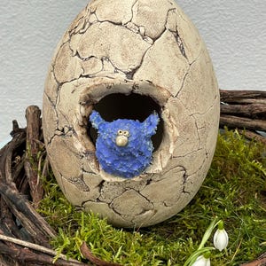Uovo di Pasqua con uccello, decorazione pasquale, Pasqua, prato fiorito, coniglio, coniglietto pasquale, decorazione primaverile, uccello, ceramica, terracotta
