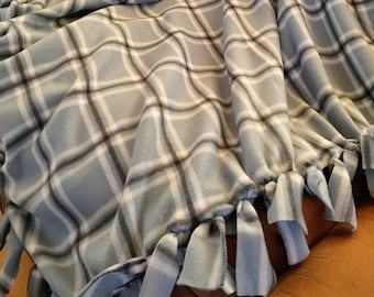 Tied Fleece Blanket Tutorial, No Sew Craft, no sew blanket pattern