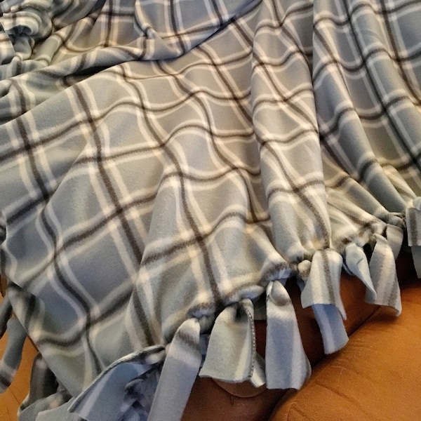 Tied Fleece Blanket Tutorial, No Sew Craft, no sew blanket pattern