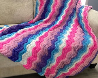 Patroon gehaakte deken met ribbels | Gemakkelijk Afghaans in 5 maten | Gooi met chevrongolven | Berry Bliss