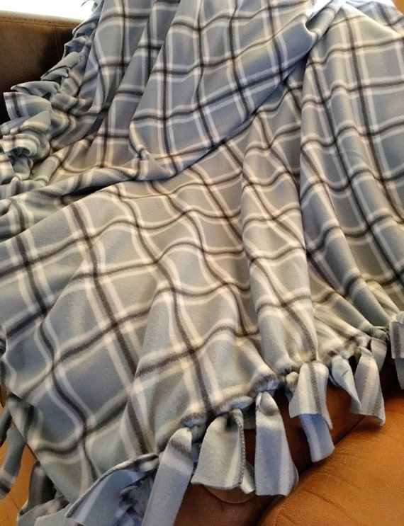 Tied Fleece Blanket Tutorial, No Sew Craft, No Sew Blanket Pattern -   Singapore