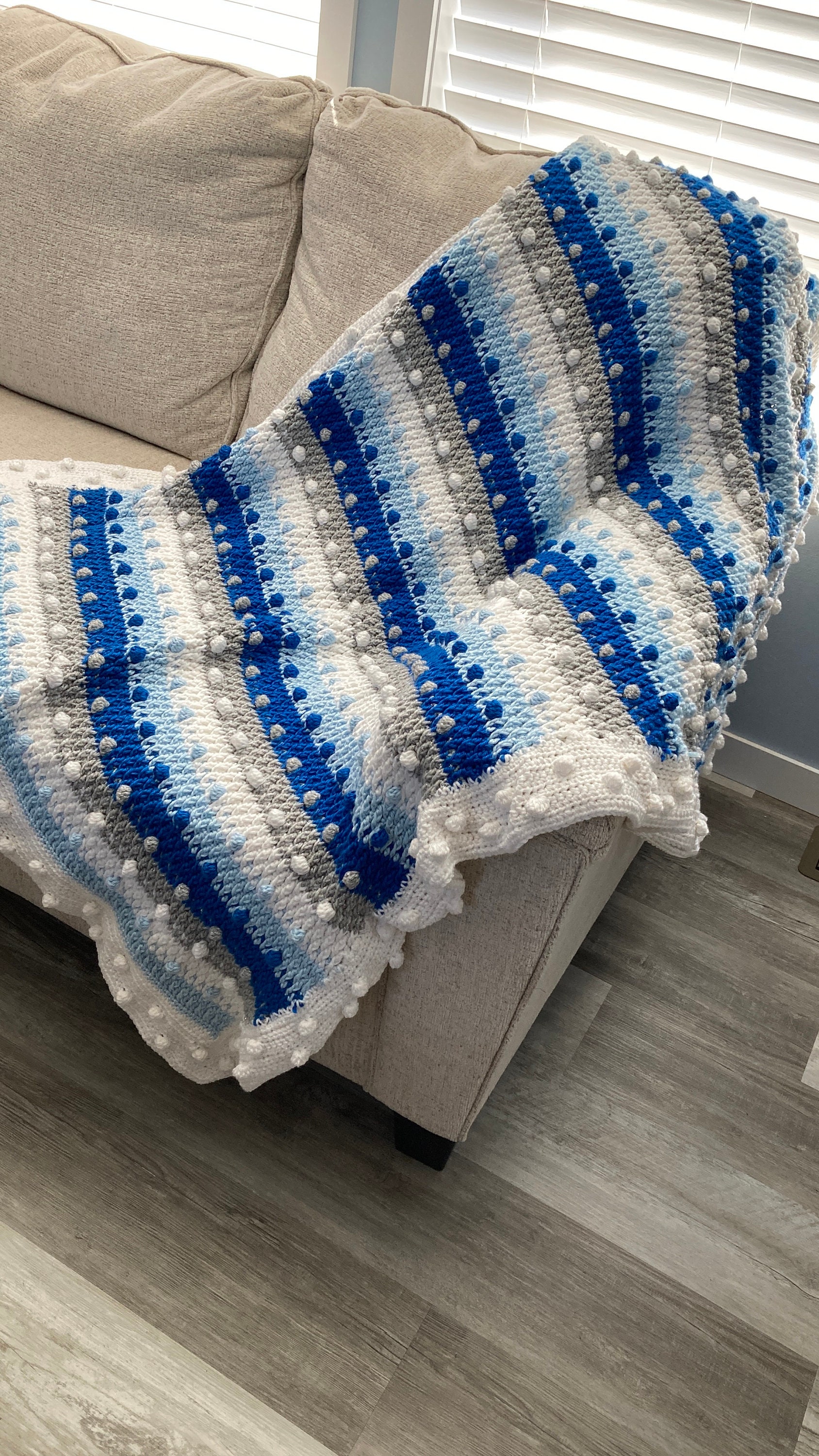ボブルステッチかぎ針編みブランケットパターン、ブルー＆ホワイト