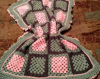 easy granny square blanket, Blushing Ruffle Granny Square Blanket, beginner crochet blanket baby, Easy Crochet pattern for babies