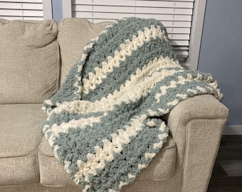 Pluche grof gehaakt dekenpatroon met snoepstreeprand pdf + videotutorial, eenvoudige steken (4 maten)