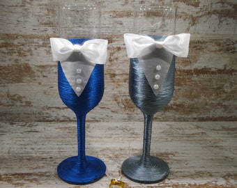 Decorated wedding glasses. Gift for the couple. Personalized flutes. Event decoration. Wedding present. Gay wedding. Event details