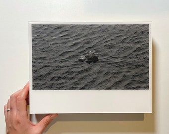 Prêt-à-expédier* Affiche authentique, Photographe Contemporain, KIM HAN JUN, <Rock on the sea> (Tabletop Lamina Frame)