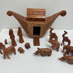 VINTAGE Hand Carved Wooden Noah&#39;s Ark With Animals Noah & Wife  15 Pcs