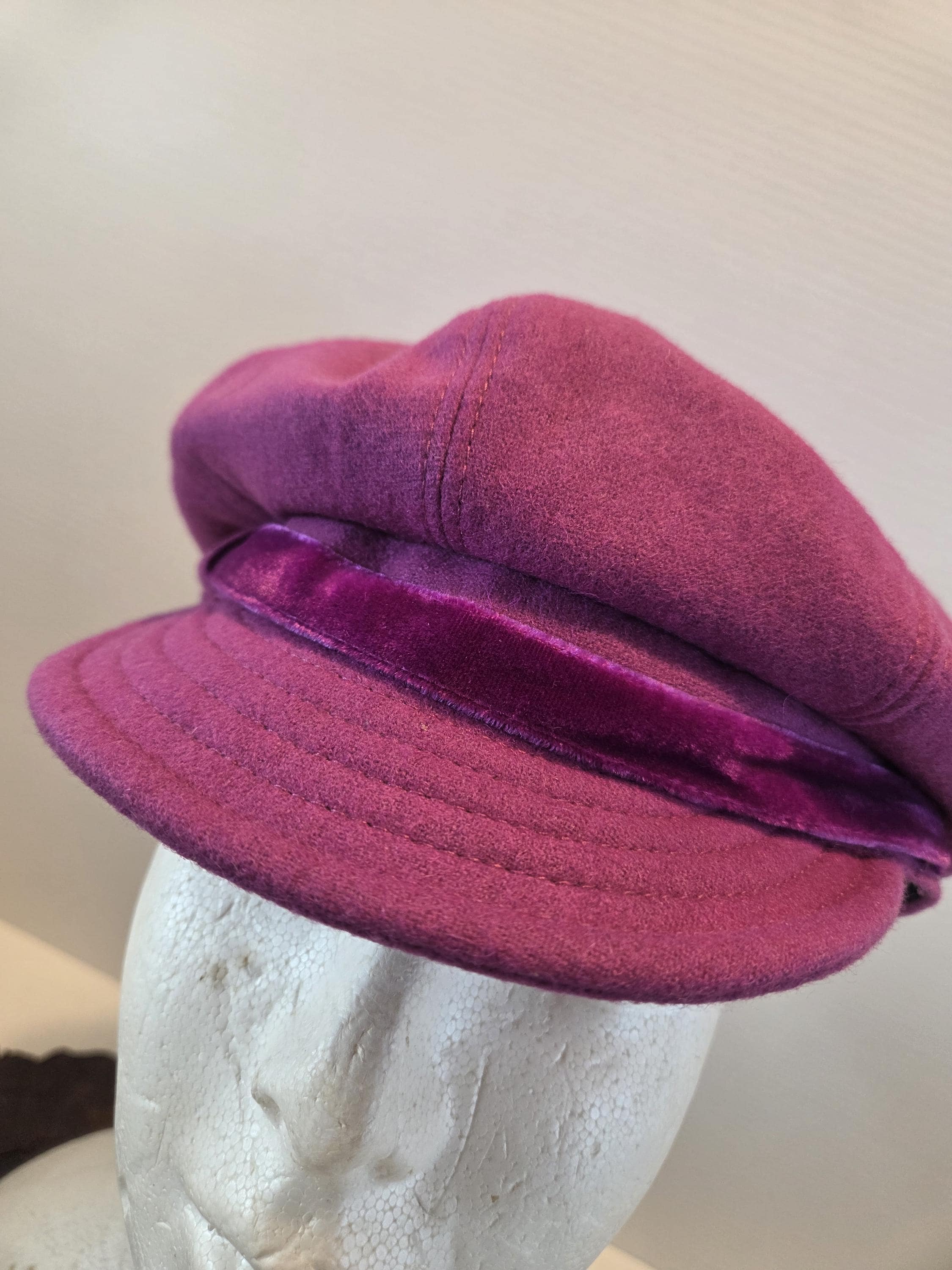 Liz Claiborne lovely newsboy cap Vintage Liz Claiborne Newsboy Hat Cap, 100% Leather, Silk  main image 3