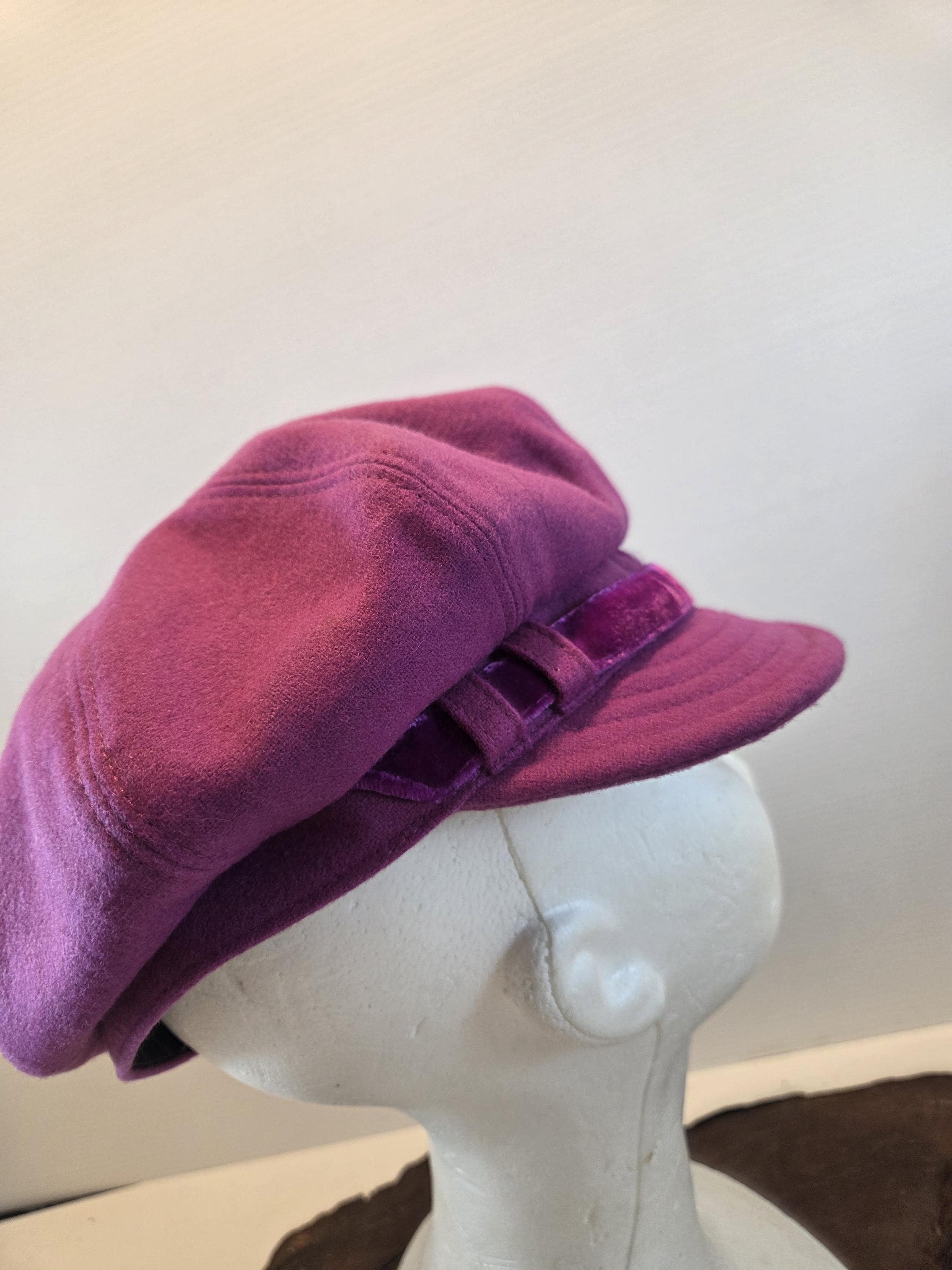 Liz Claiborne lovely newsboy cap Vintage Liz Claiborne Newsboy Hat Cap, 100% Leather, Silk  main image 4