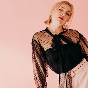 Top in mesh, blusa trasparente in tulle a pois