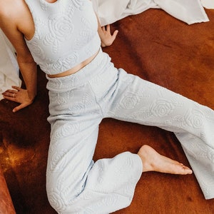 Pantaloni flare blu, Pantaloni a gamba larga