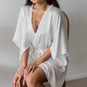 Weiße satin Robe für Hochzeitstag