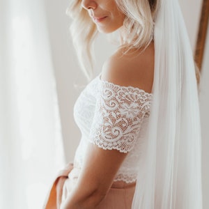 La novia separa la parte superior con el velo