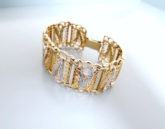 Vintage 1950/'s signed Kigu Made in England hinged cuff bracelet with unusual fastener design