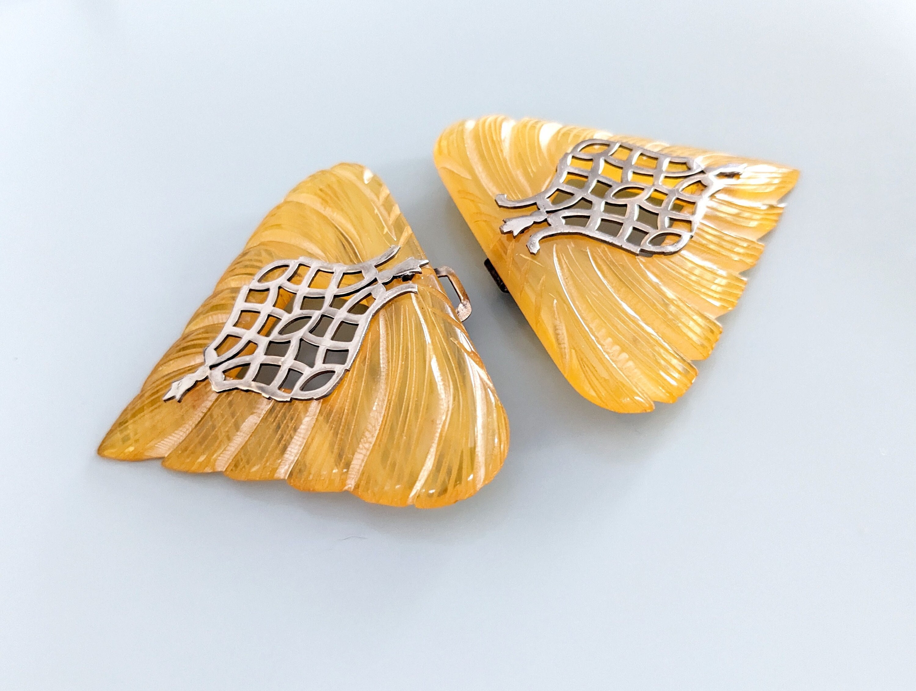 Beauclaire Yellow Moulded Buttons on Original Card Beauclaire Yellow Moulded Buttons on Original Card