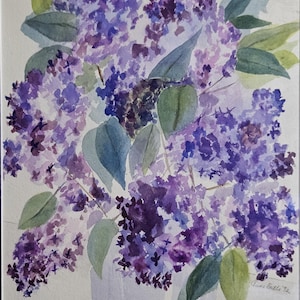 Könnte beinhalten: Aquarellmalerei eines Bouquets lila Flieder in einer weißen Vase. Die Blumen sind in Violett- und Lavendeltönen gehalten, mit grünen Blättern. Das Kunstwerk ist signiert "Anne Erkle '92".