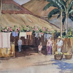 Könnte beinhalten: Aquarellmalerei einer Dorfszene mit einem Gebäude mit Strohdach, Wäsche zum Trocknen und Menschen. Zwei Körbe mit Produkten stehen vor zwei Personen. Palmen und ein Holzzaun sind ebenfalls zu sehen.