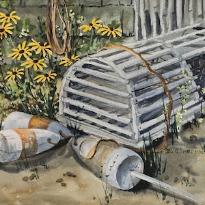 Könnte beinhalten: Aquarellmalerei eines verwitterten Hummerkorbs, Bojen und gelben Blumen. Die Falle besteht aus weißen Holzlatten und liegt auf einer sandigen Oberfläche. Die Bojen sind weiß mit orangefarbenen Streifen.