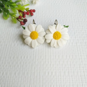 White daisy earrings - Flower earrings - Polymer clay earring - Gift for women