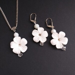 White floral jewelry set. Bridal jewelry. Polymer clay jewelry. Handmade wedding jewelry. Gift for women