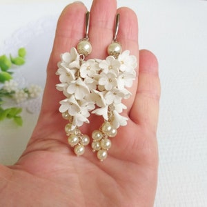 White Flower Earrings. Polymer Clay Earrings.  Bridesmaid jewelry.  Flower Bridal Earrings. Wedding Earrings
