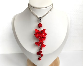 Handgjort halsband med hänge i rött polymerlera och blommor